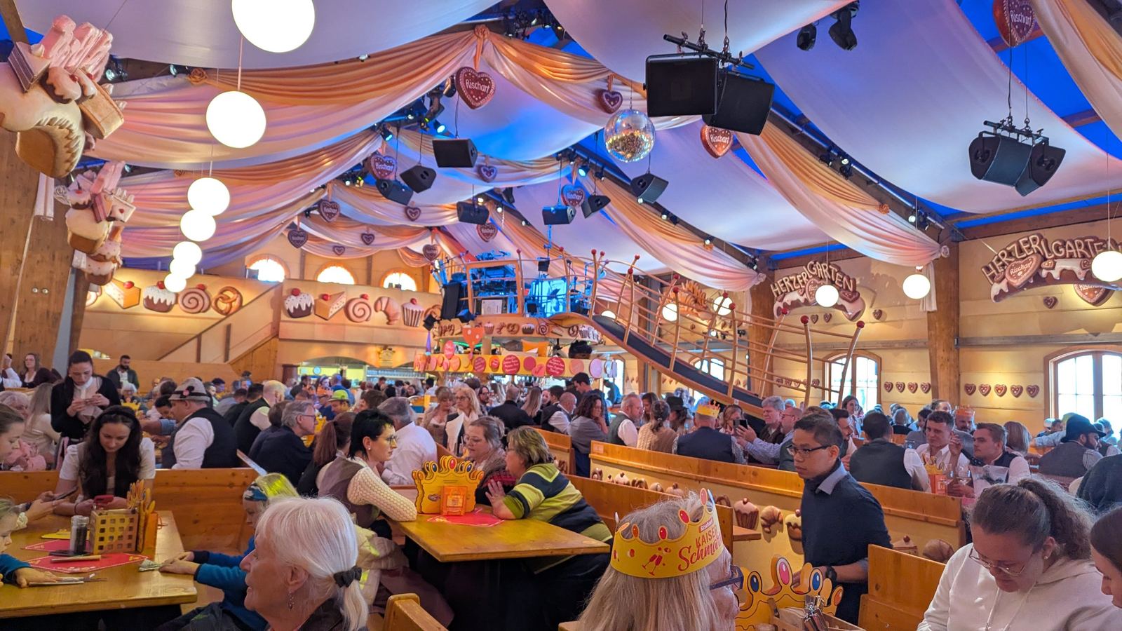 Volle feesttent op het Oktoberfest
