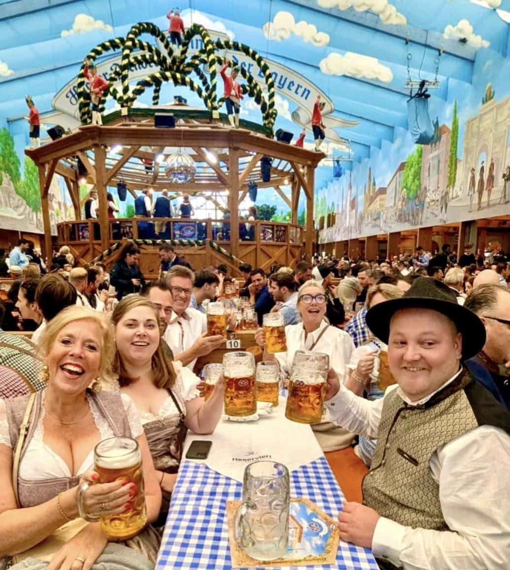 Proosten aan tafel in de feesttent