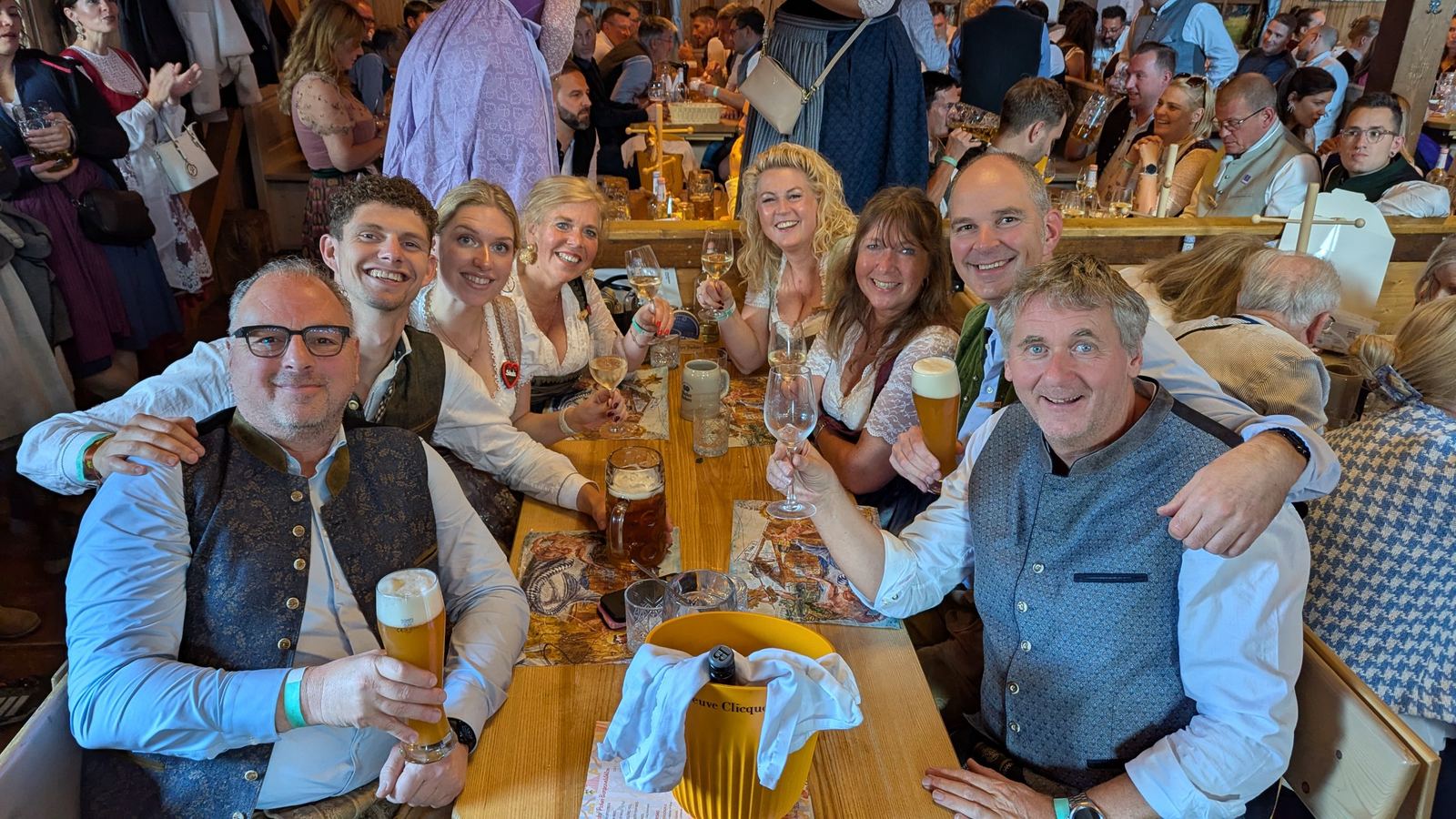 Groepsfoto aan tafel in de feesttent
