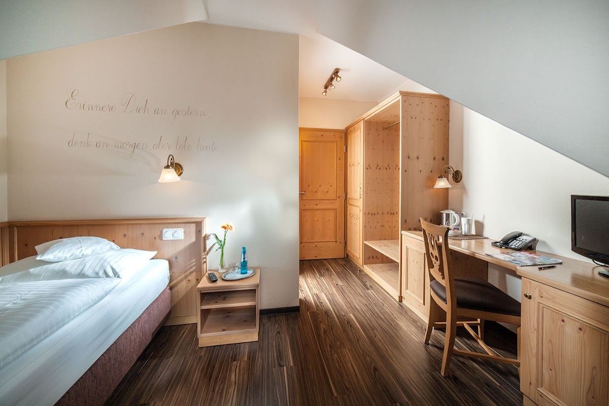 Hotelkamer met houten interieur