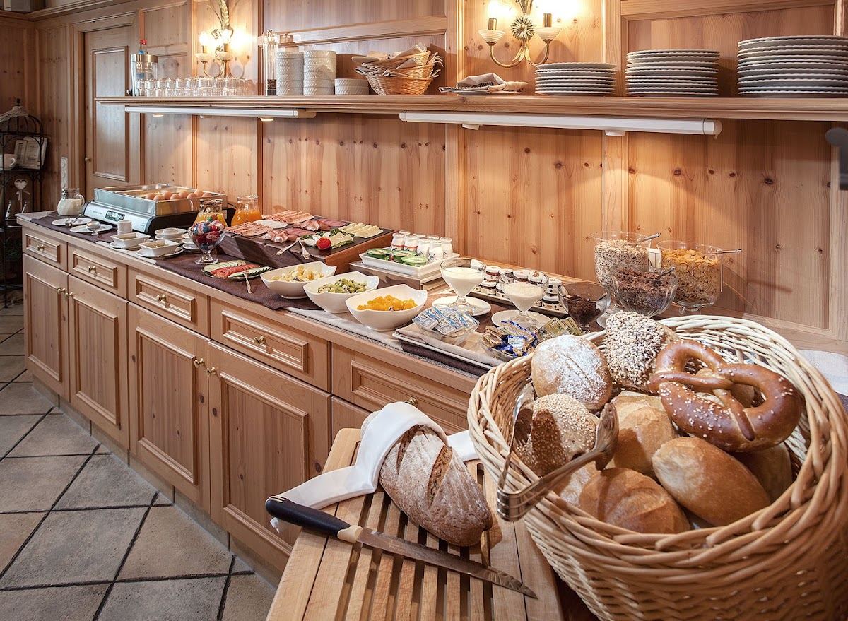 Ontbijtbuffet met verse broodjes en brezels in het hotel