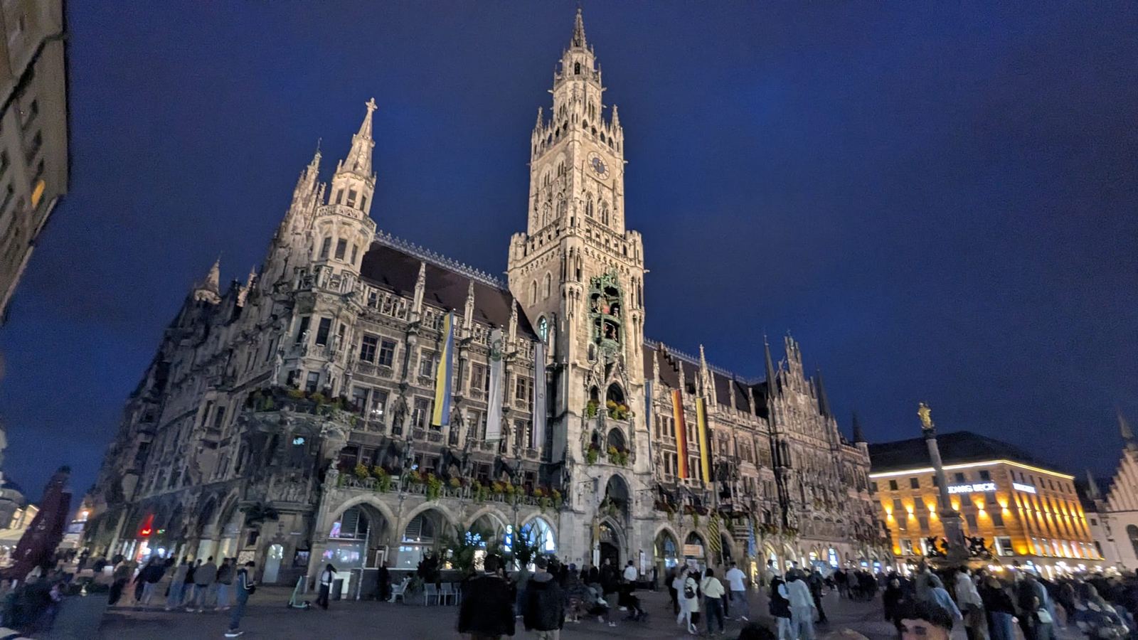 Het Neues Rathaus aan de Marienplatz bij avond