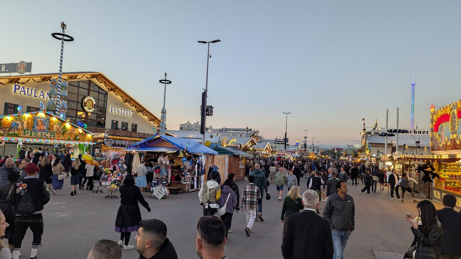 De Wiesn met de Paulaner-tent in de avondzon